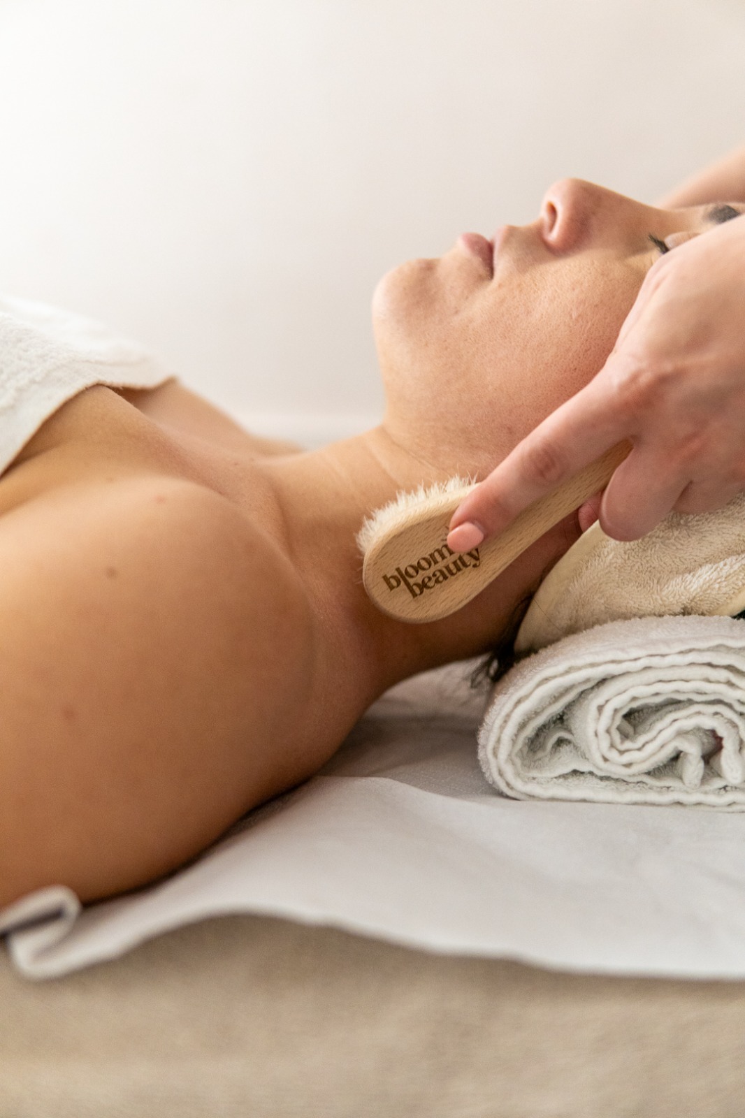 Operatrice Bloom Beauty durante trattamento viso
